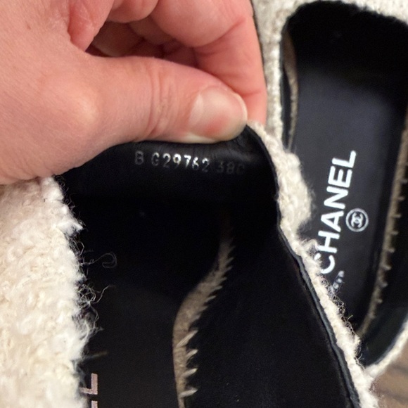 CHANEL Cream and Black Bouclé Espadrille Flats with CC Logo - Picture 5 of 6